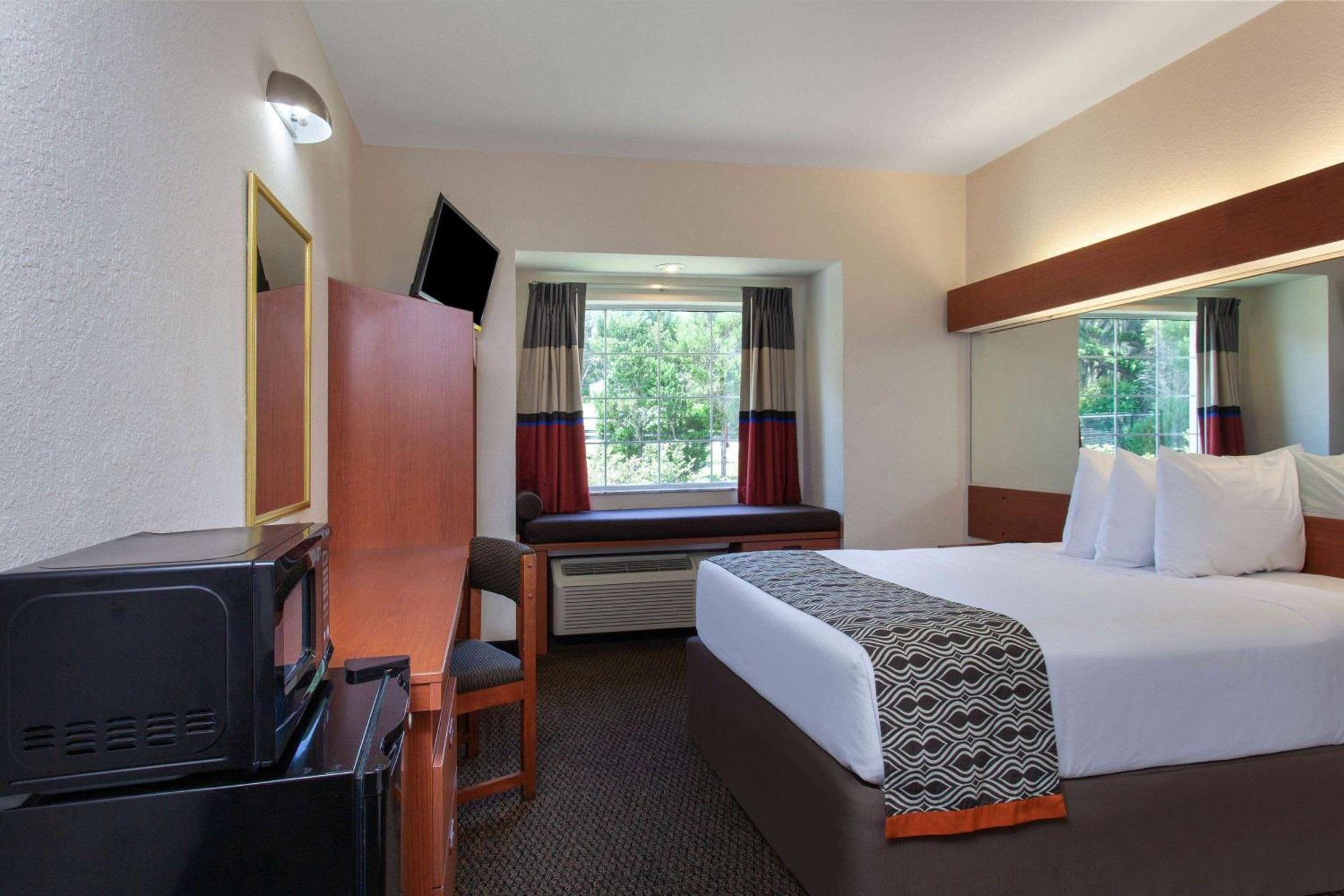 Microtel And By Wyndham - Lady Lake/ Hotel